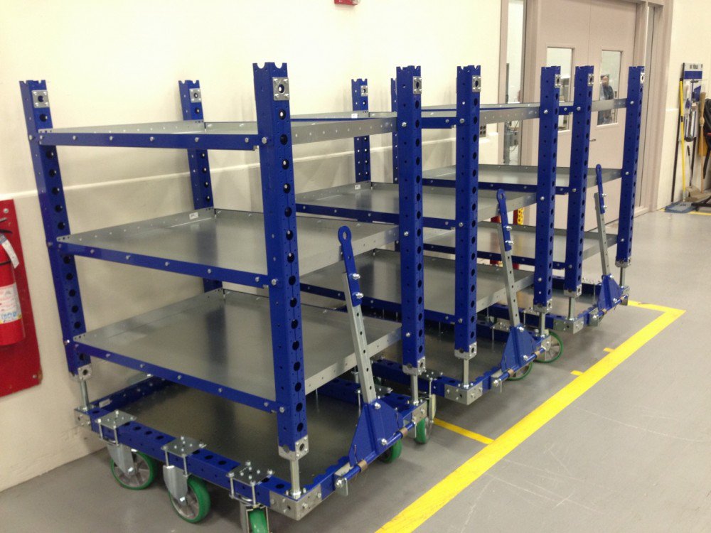Carrito con repisas FlexQube para el manejo de materiales con enganche de remolque añadido