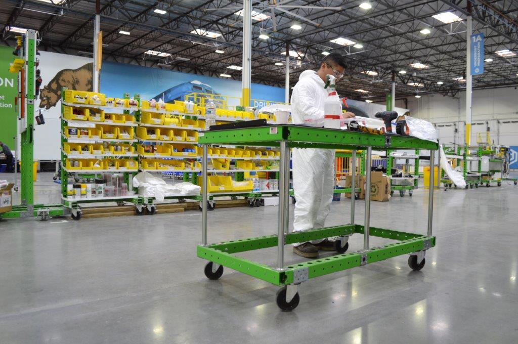 Mesa de ensamblaje FlexQube en las instalaciones de una fábrica de autobuses
