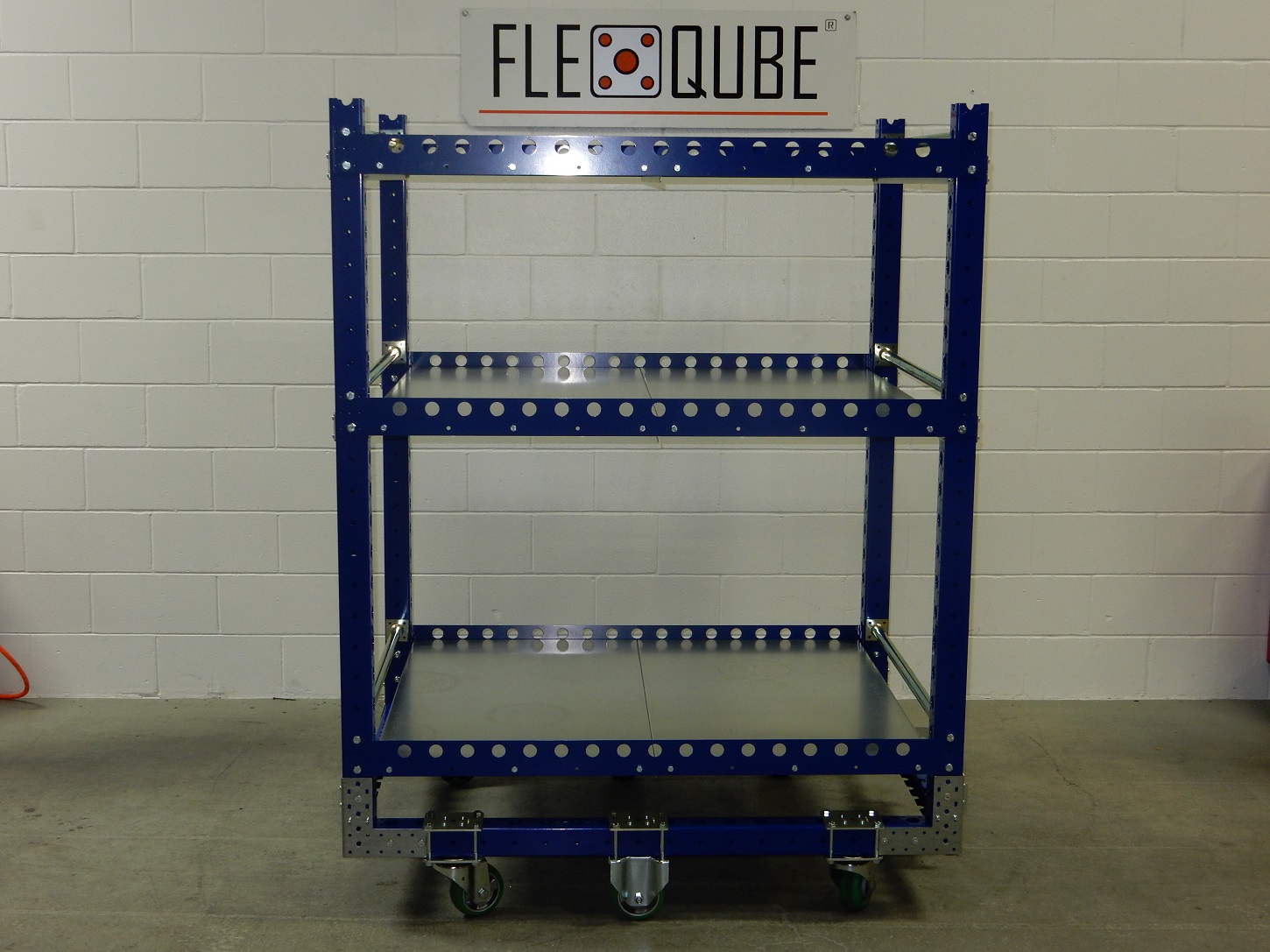 Tuggable Flat Shelf Cart – 55 x 41 Inches
