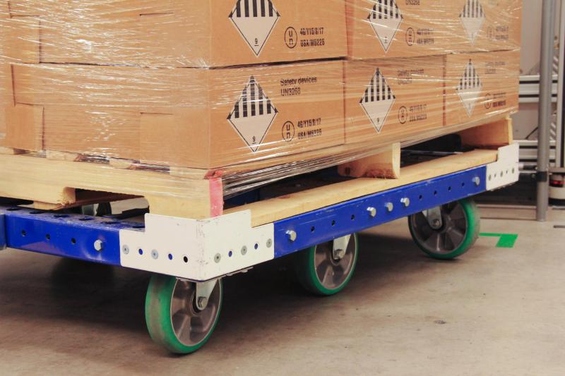 FlexQube tugger cart with pallet load