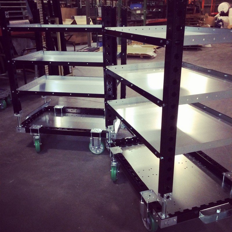 Carritos con repisa FlexQube para el manejo de materiales