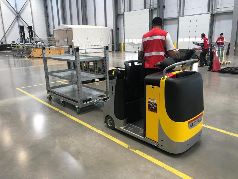FlexQube flat shelf tugger cart at Brose