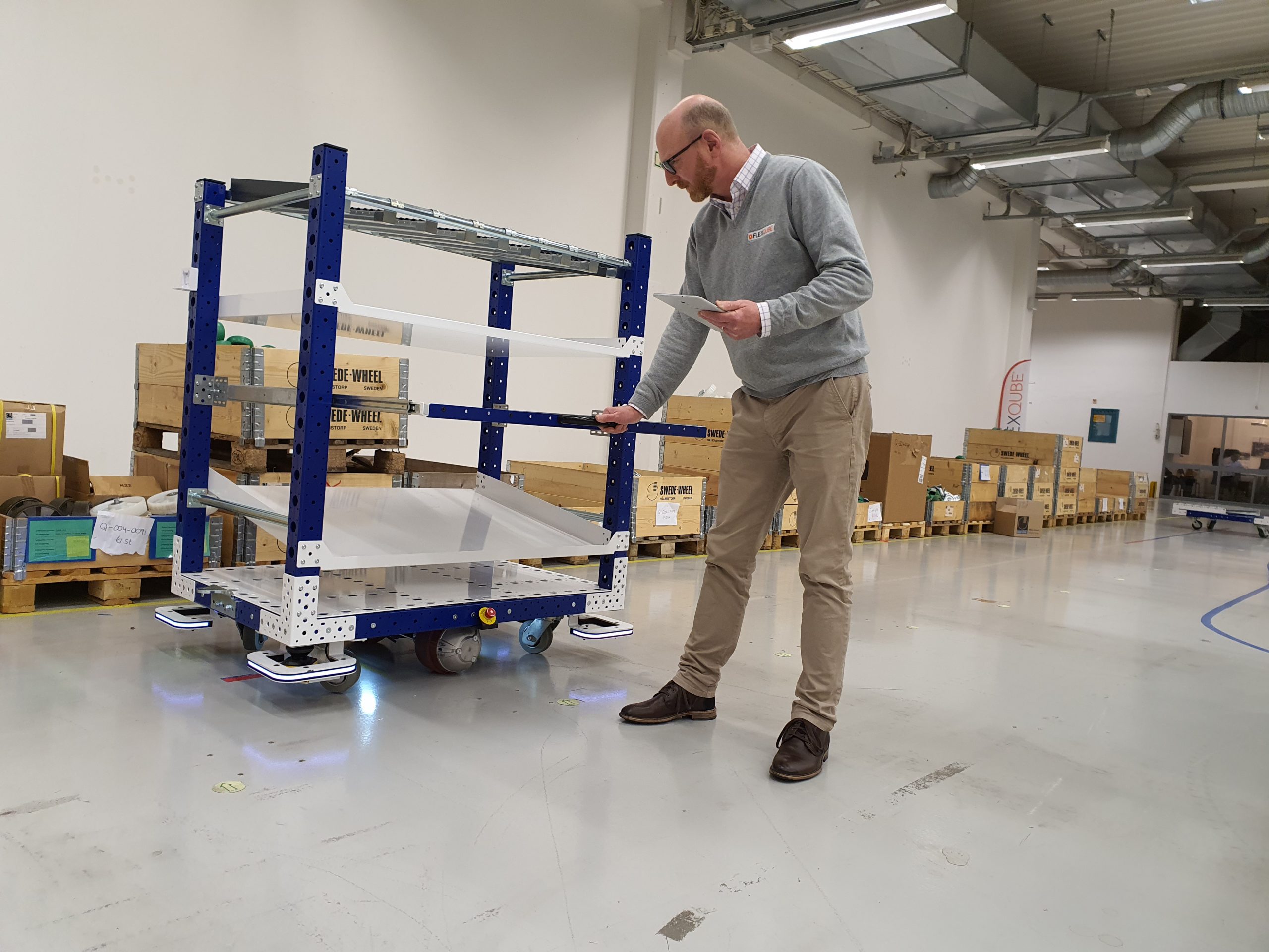 FlexQube eQart mit Regalebenen