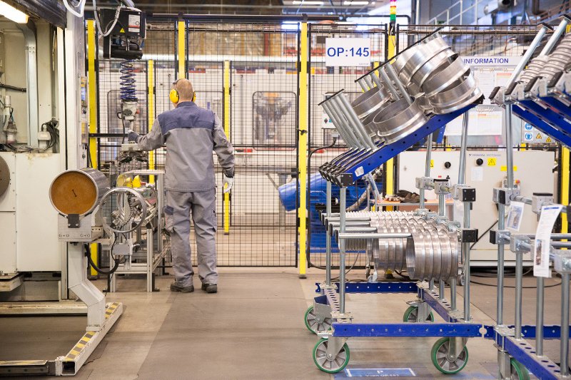 FlexQube kit carts in a manufacturing facility