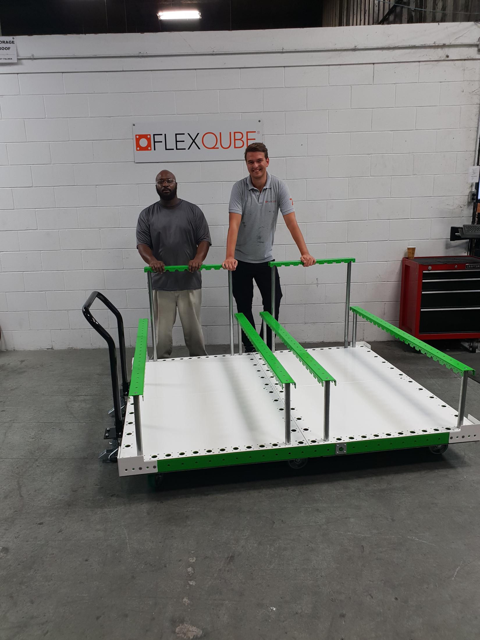 Director de compras FlexQube ensamblando