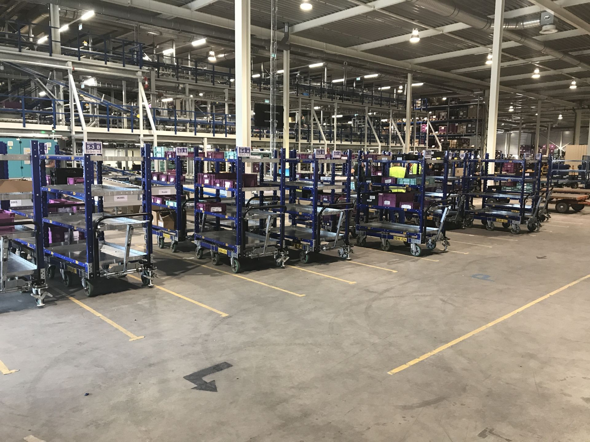 Regalwagen in einer Fabrik