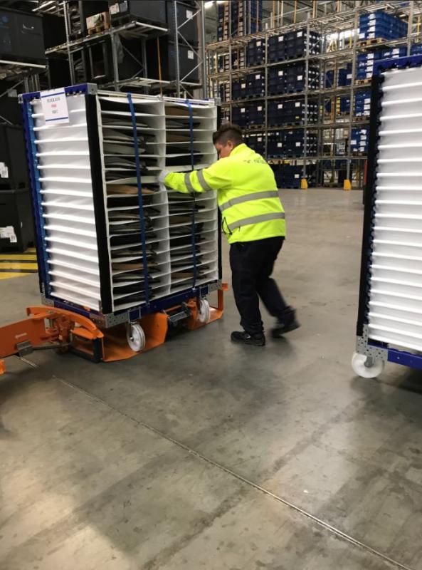 STILL LiftRunner works easily and efficiently with FlexQube carts