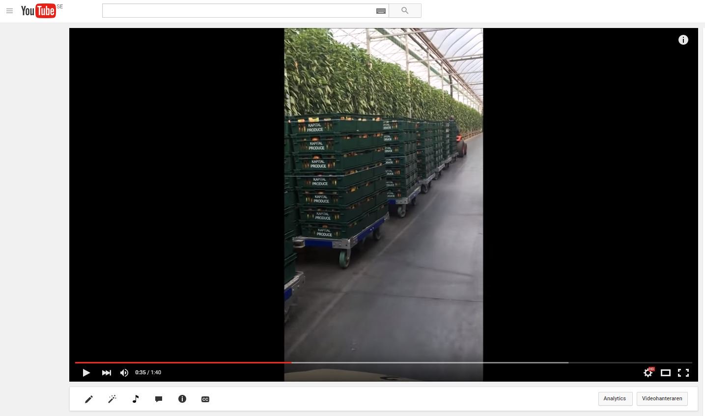Carritos Flexqube siendo remolcados por un tractor al aire libre